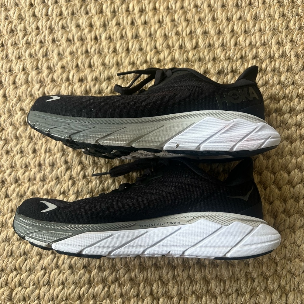 HOKA Women’s Black and Gray Arahi 6 Running Shoes - Picture 2 of 6